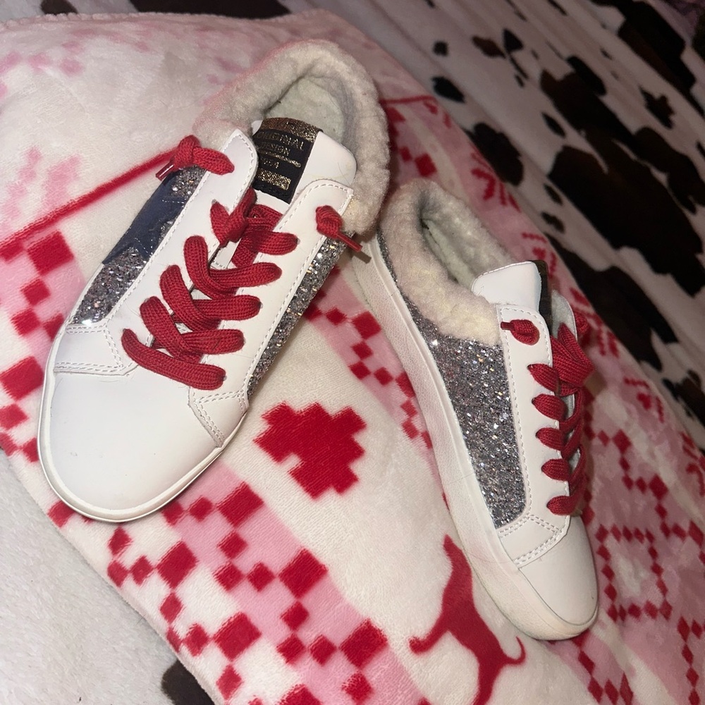 Vintage  Havana  White Sneakers with Red and Silver Accents blue Star 7.5